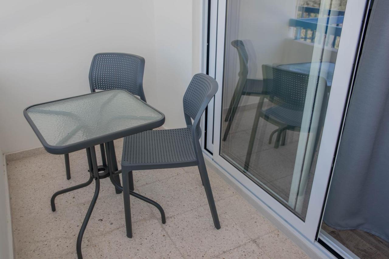 Modern Apartment Not Far From The Beach 파포스 외부 사진