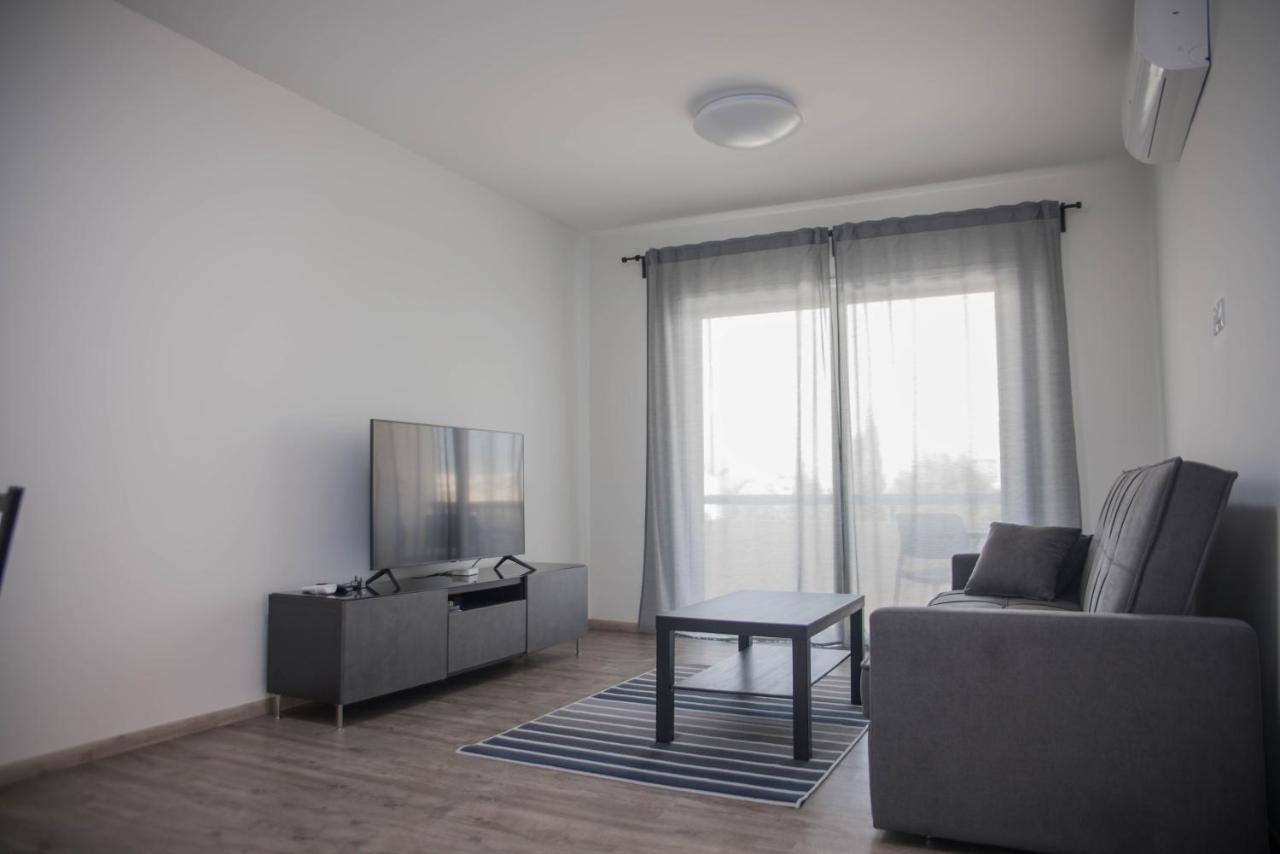 Modern Apartment Not Far From The Beach 파포스 외부 사진