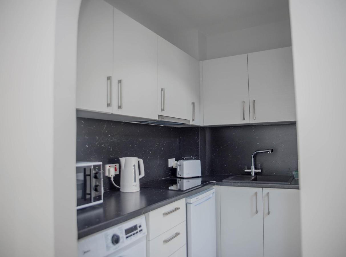 Modern Apartment Not Far From The Beach 파포스 외부 사진